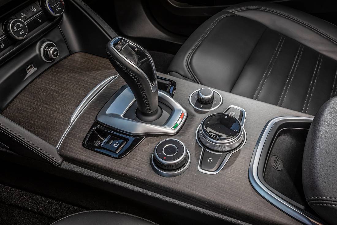 Alfa-Romeo-Stelvio-2022-Center