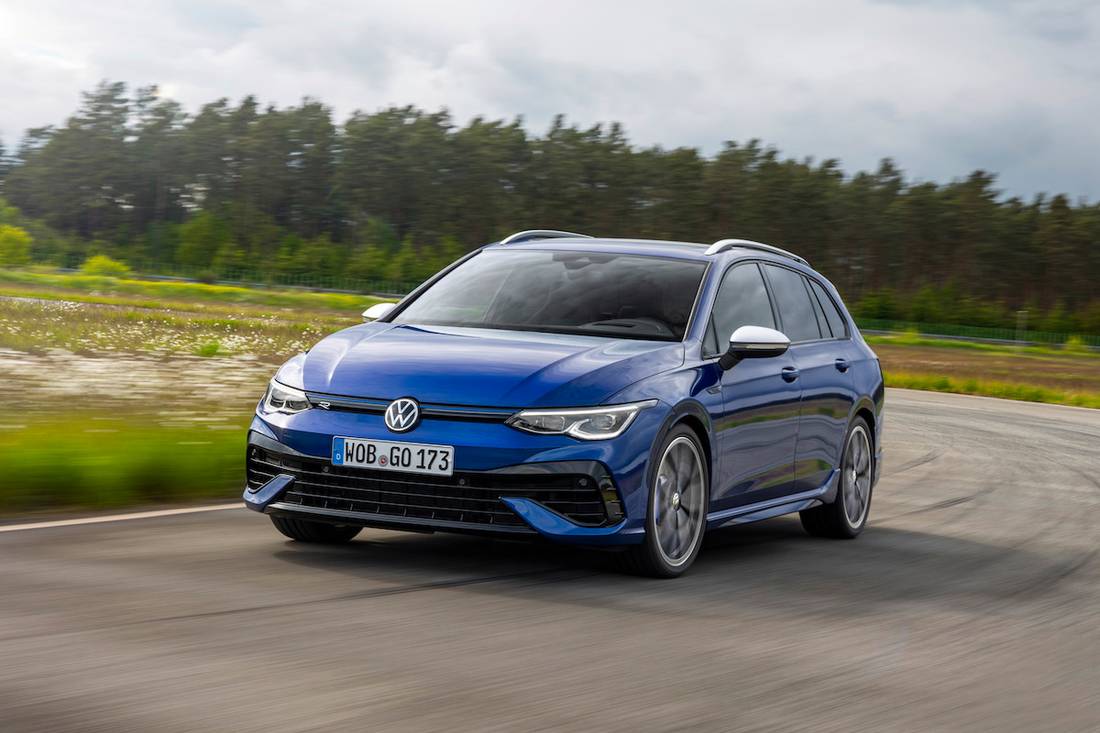 Volkswagen Golf R Variant (2022) rijdend, vooraanzicht