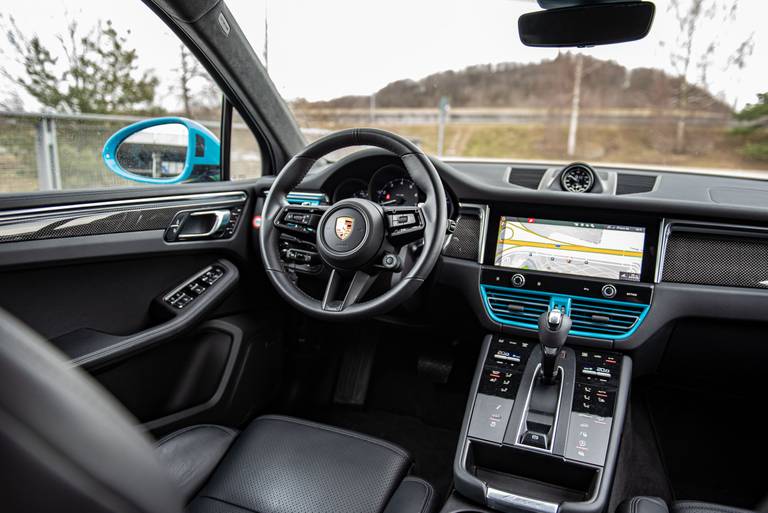  Das Cockpit des Macan präsentiert sich nach acht Jahren Bauzeit zwar nicht mehr gänzlich taufrisch, ein angenehmer Arbeitsplatz ist es dennoch geblieben. Eine vollständig digitale Kombieinheit gibt es weiterhin nicht, es regieren Ziffernblatt und Drehzahlnadel.