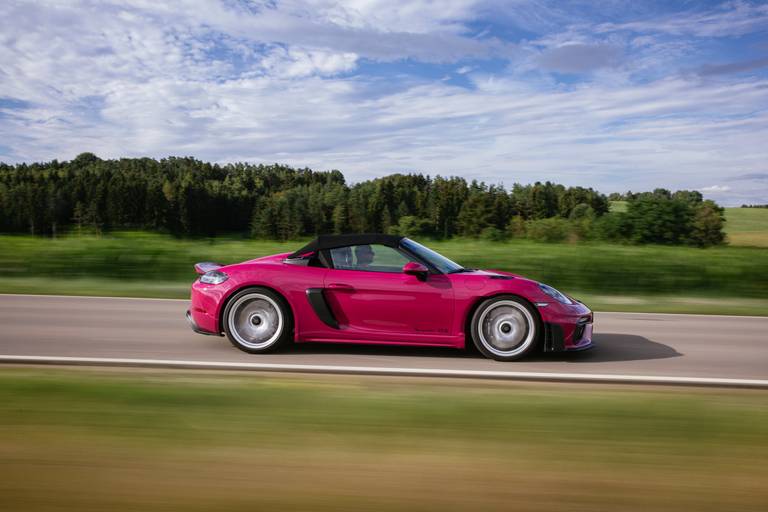  Wenn man den Porsche 718 Spyder RS zu Gesicht bekommen sollte, dann wohl eher selten mit dem nur 18,3 kg leichten Bimini-Top. Erdacht wurde der Roadster als offene Alternative zum Motorrad.