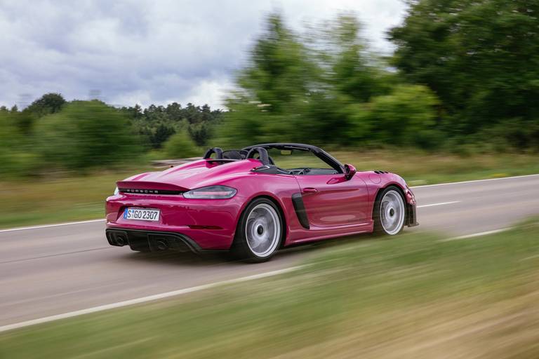  Das Fahrwerk des 718 Spyder RS wurde speziell für den Einsatz auf normalen Landstraßen abgestimmt. Schläge in den Rücken? Eher die Seltenheit.