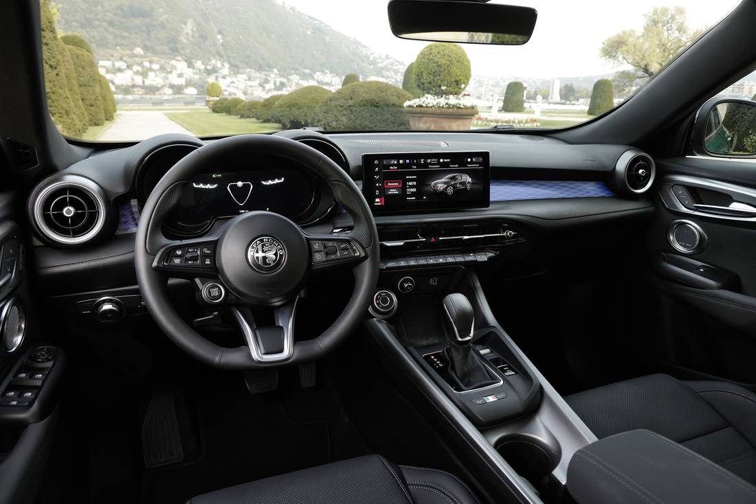  Klassischer Innenraum, neu interpretiert. Der Alfa Romeo Tonale verfügt über ein 10,25 Zoll großes Touchdisplay und Retro-Anzeigen im digitalen Kombiinstrument.