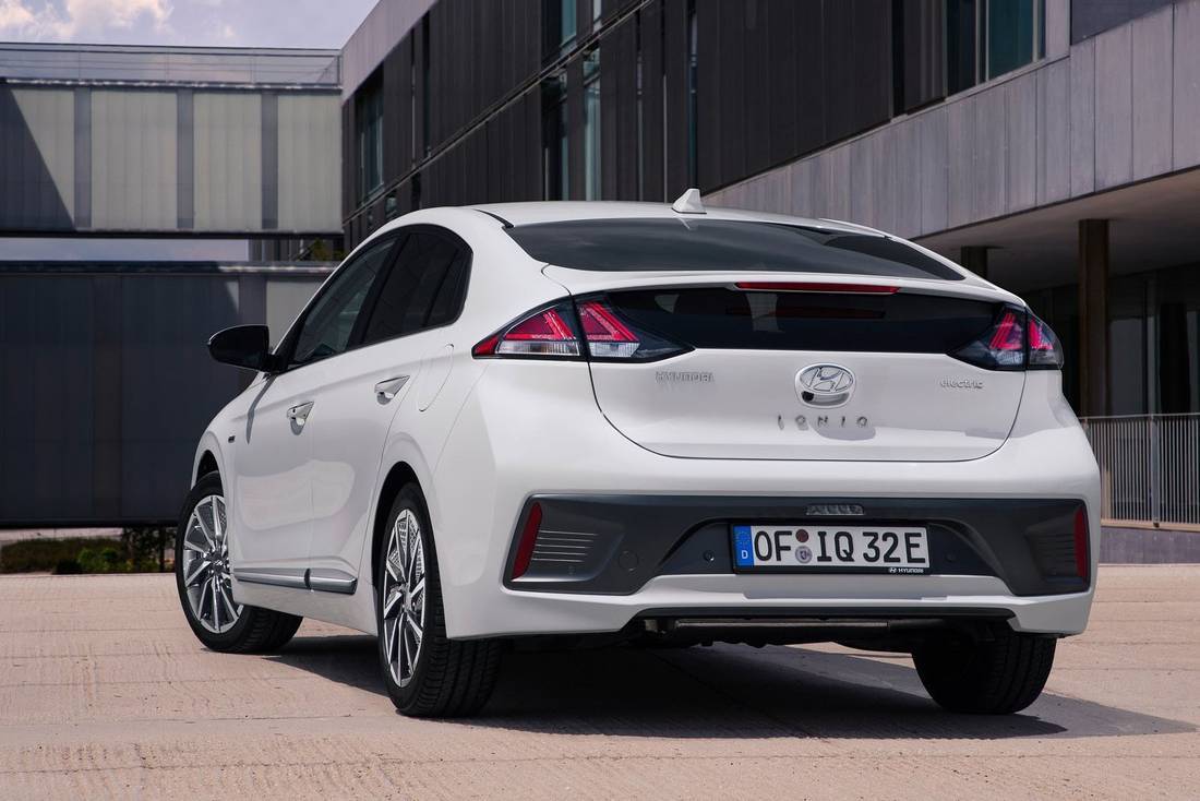 1KhF85agvCR0cfnRk2F9G8-6d1e2d6d26b35b9f89f2c1e0e3be8365-Hyundai-Ioniq-Elektro-Rear-1100