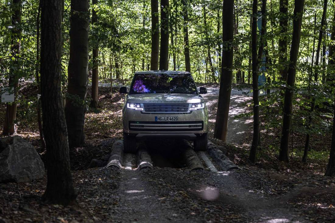 Range-Rover-Offroad-Front