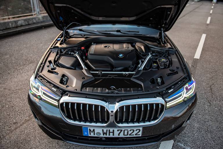BMW-520i-Limousine-Engine