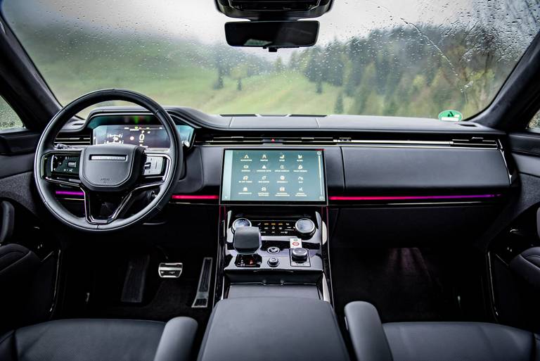  Im Cockpit wurden Knöpfe auf ein Minimum reduziert. Die Bedienung per Touchscreen gelingt nicht immer selbsterklärend.