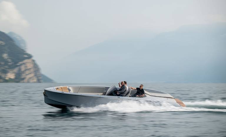  Mit dem 850 Fantom Air geht Porsche im wahrsten Sinne baden. Das Yacht-Projekt, das zusammen mit dem Bootshersteller Frauscher verwirklicht wird, besitzt den E-Antrieb aus dem Macan electric. 