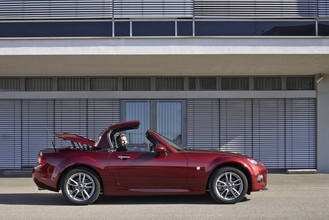 mazda-mx-5-roadster-side