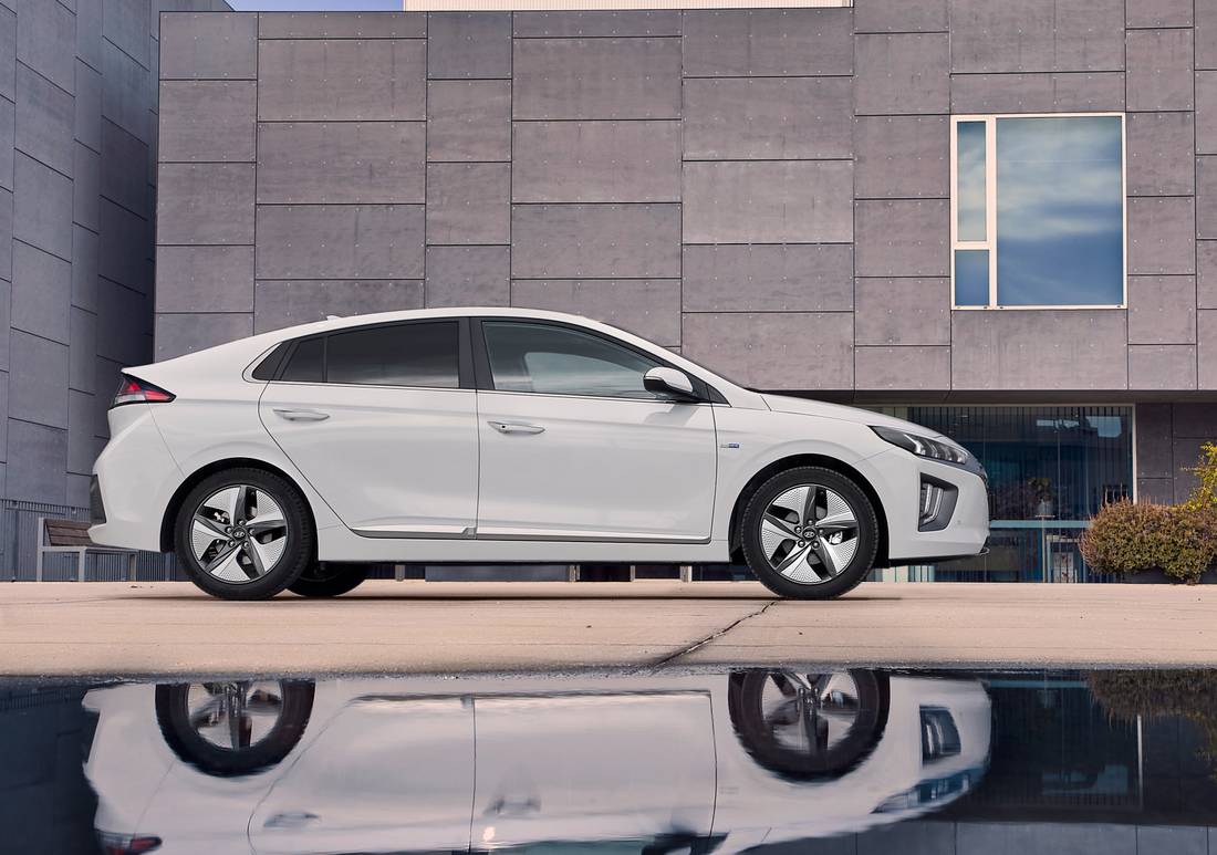 hyundai-ioniq-hybrid-side