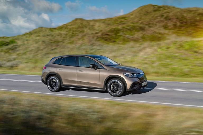 Mercedes-Benz-EQE-SUV-Dynamic