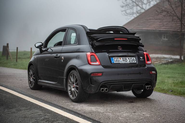  Dank dem komplett auffaltbaren Dach ist der Abarth 695C genau der richtige Wegbegleiter für alle Frischluftfanatiker. Die vierflutige Abgasanlage kann offen gefahren noch besser in den Innenraum tönen. 