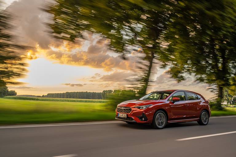  Der Impreza liegt gut auf der Straße und in Kurven - das CVT-Getriebe kommt weitestgehend ohne störenden Gummiband-Effekt aus.