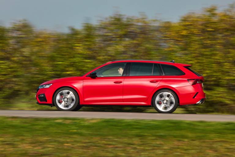  In der Kombiklasse macht dem Skoda Octavia keiner was vor: Er ist ein Platzriese mit 760 Liter Kofferraumvolumen.