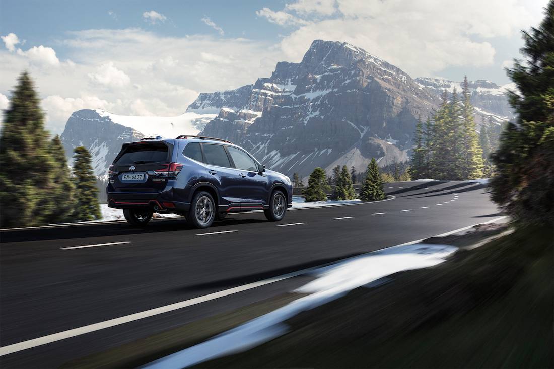 Subaru Forester e-Boxer (2022) rijdend, achteraanzicht