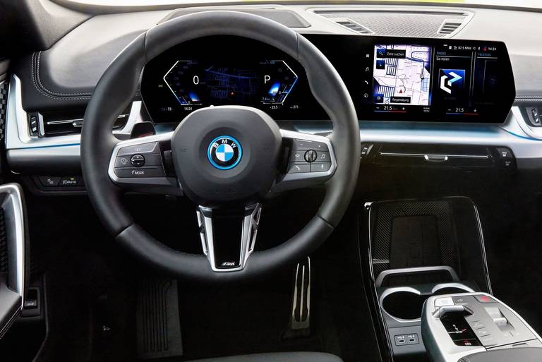  Aufgeräumt und mit immer weniger haptischen Bedienelementen zeigt sich der Innenraum des neuen BMW X1 (U11). Hier unterscheidet sich die Elektro-Variante nicht von den Verbrennern.