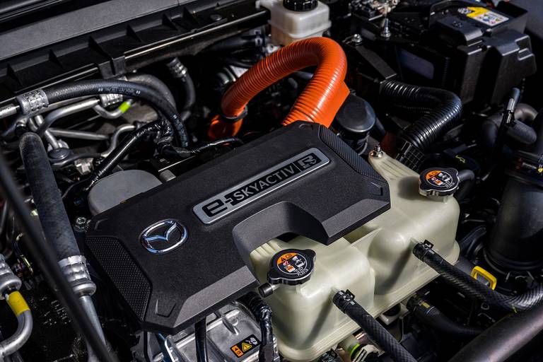  Kompaktbauend liegt auf der Vorderachse das Antriebspaket des Mazda MX-30 R-EV. Es besteht aus der E-Maschine, einem Generator und dem Wankelmotor.