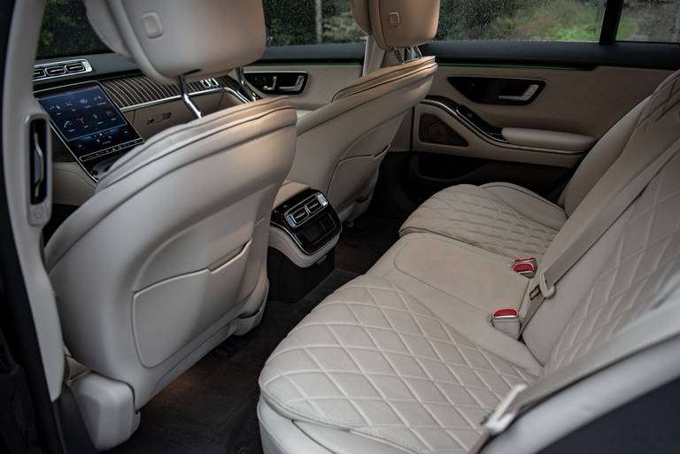 Mercedes-Benz-S-580-e-Hybrid-Rearseat