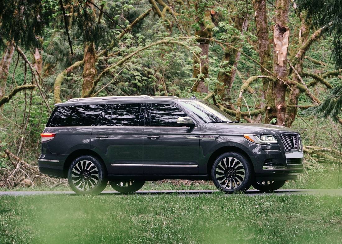 lincoln-navigator-side