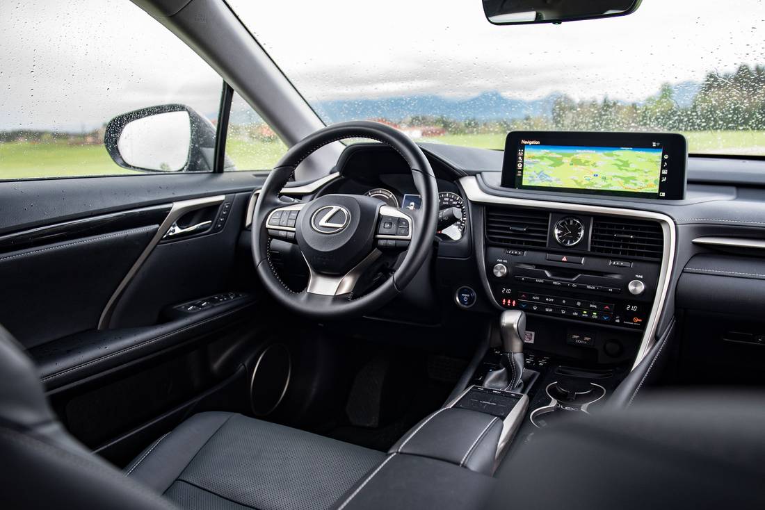  Übersichtlich und gut gestaltet: Der Innenraum des Lexus RX 450h gibt sich betont hochwertig, das Kombiinstrument setzt noch auf analoge Nadeln.