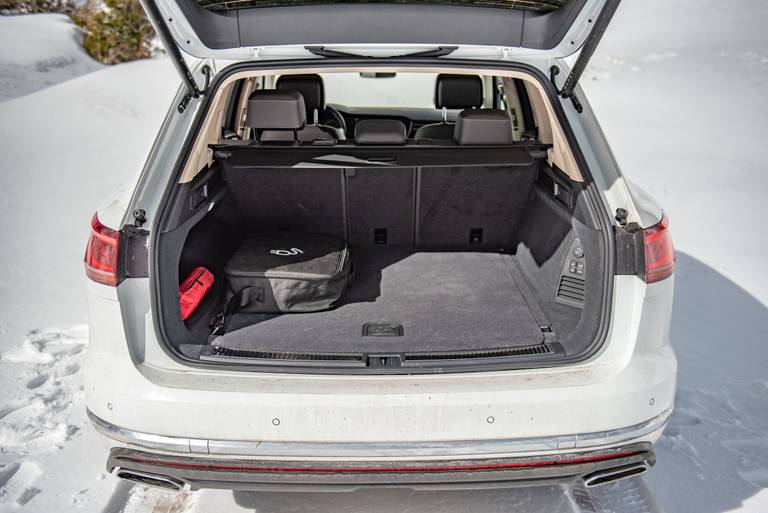  Lademeister: Der VW Touareg eHybrid fasst zwischen 665 und 1.675 Liter Gepäck, darf 3,5 Tonnen ziehen oder 75 Kilogramm auf die Anhängerkupplung stützen. Nochmals 140 Kilogramm können auf das Dach geladen werden.