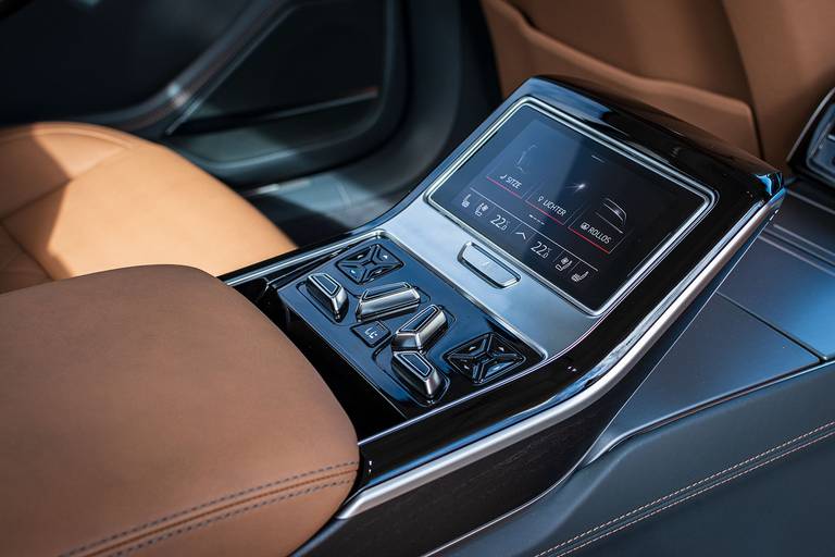 Audi-A8-60TFSIe-2020-Console