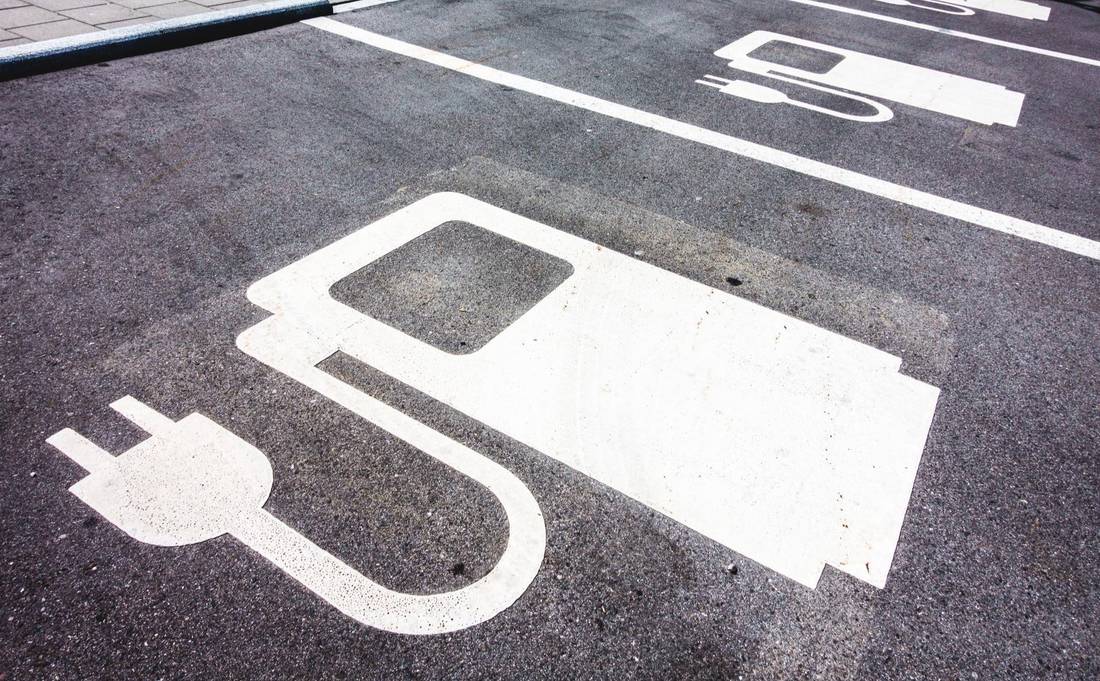 Parkplatz mit Tanksymbol