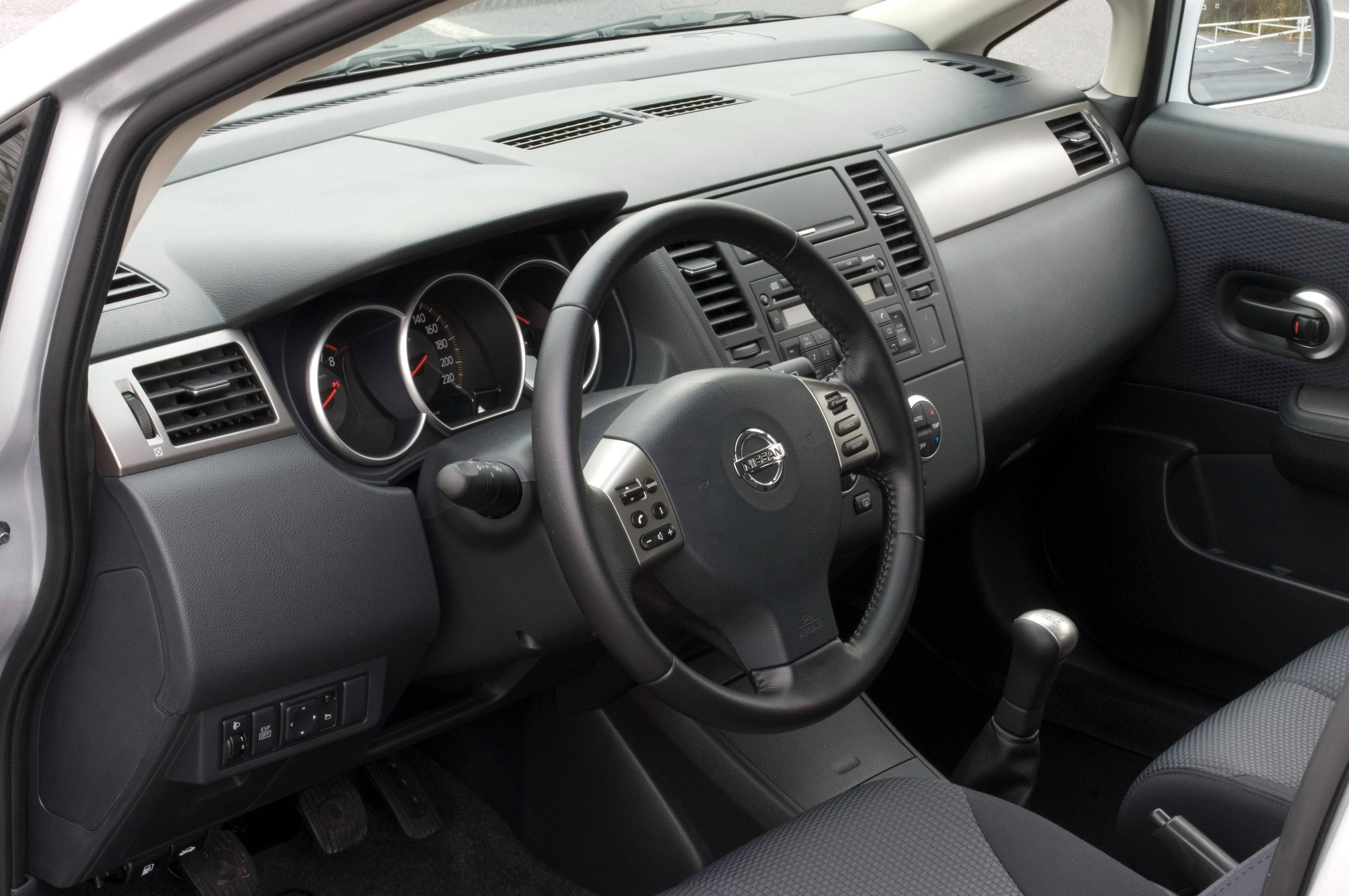 nissan-tiida-interior