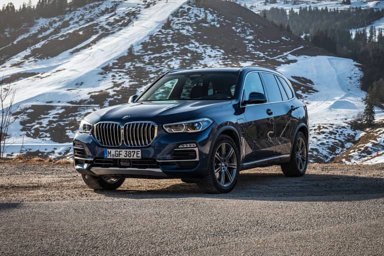  Der BMW X5 bringt hohe Verarbeitungsqualität, gute Serienausstattung, kräftige und kultivierte Dieselmotor-Varianten und vergleichsweise geringe Schadstoffemissionen mit.